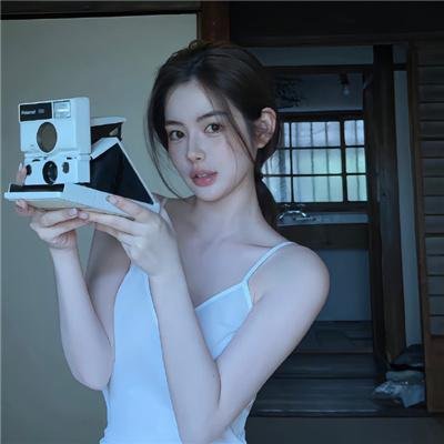 坐在酒吧里吃蛋糕